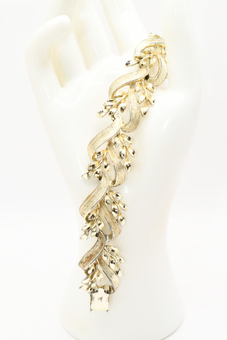 Vintage Lisner Gold Tone Ribbon Leaf Bracelet Signed 1950s 7 Inch